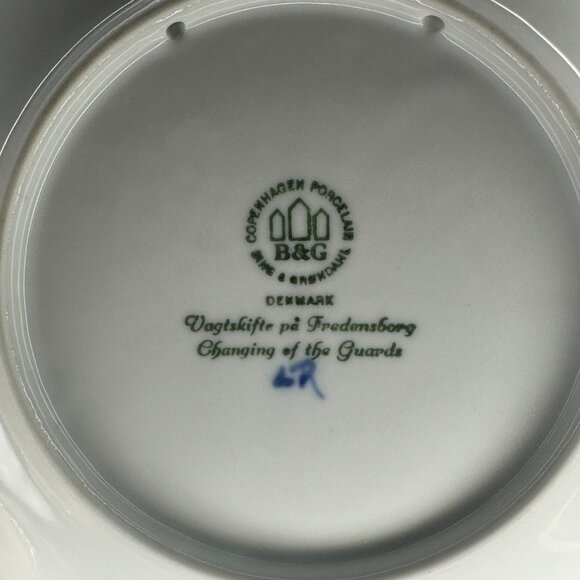 1990 Bing & Grondahl Porcelain Christmas Plate "Changing of the Guards" - Picture 4 of 7